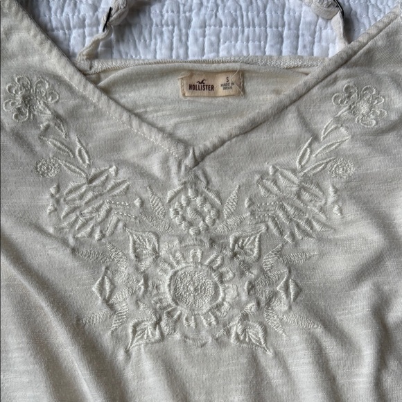 Hollister Cream Sleeveless Camisole Relaxed Fit - Picture 3 of 5